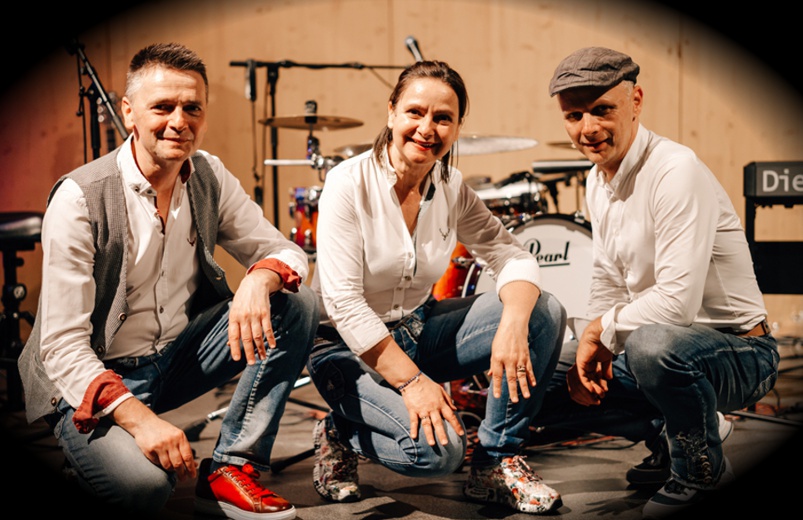 Die Hallers geben ein Konzert mit neuer Volksmusik.